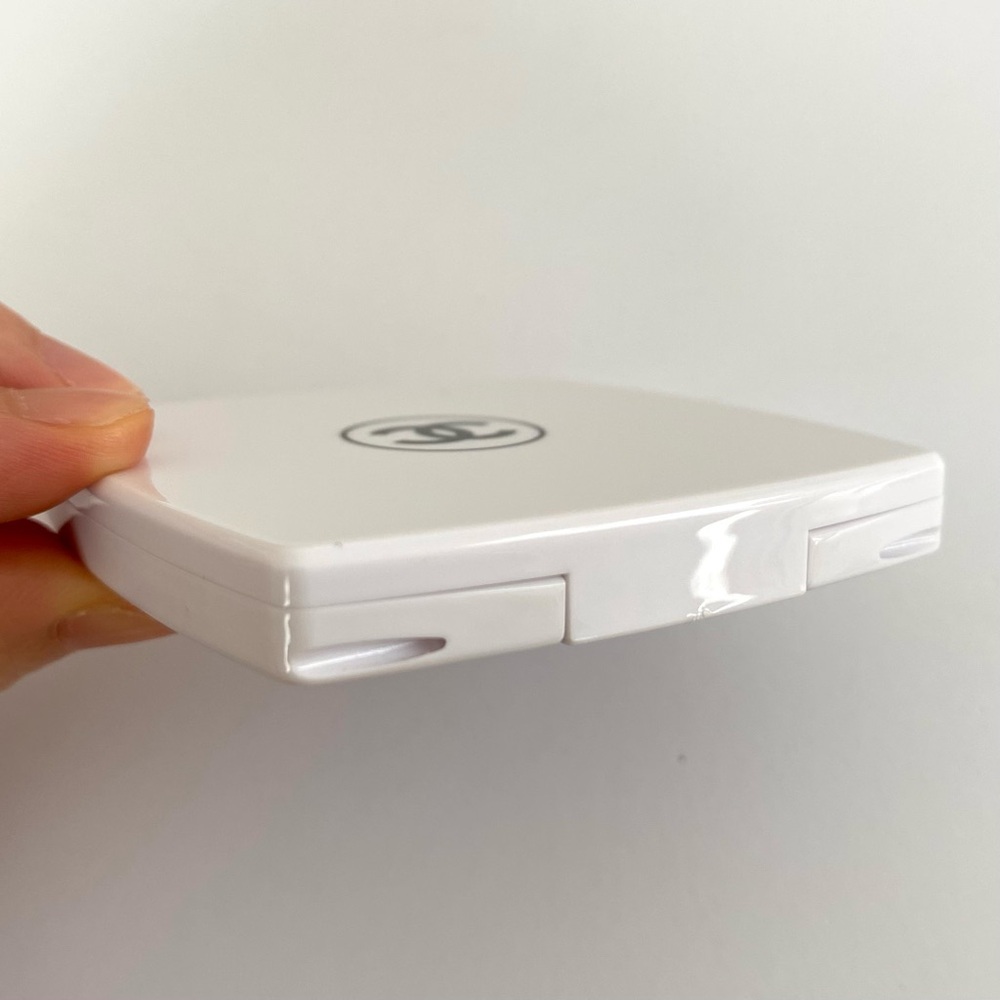 Brand New Chanel White Plastic Makeup Mirror Duo - Picture 3 of 7